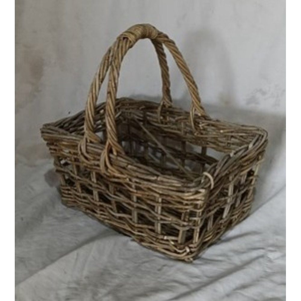 Picnic basket wit handles.