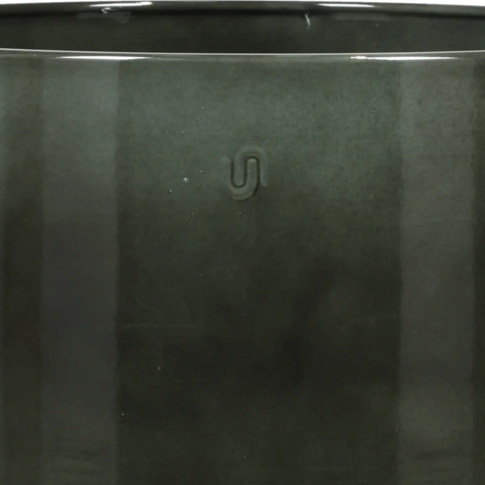 Closeup af Pot Göta Cylinder w saucer.