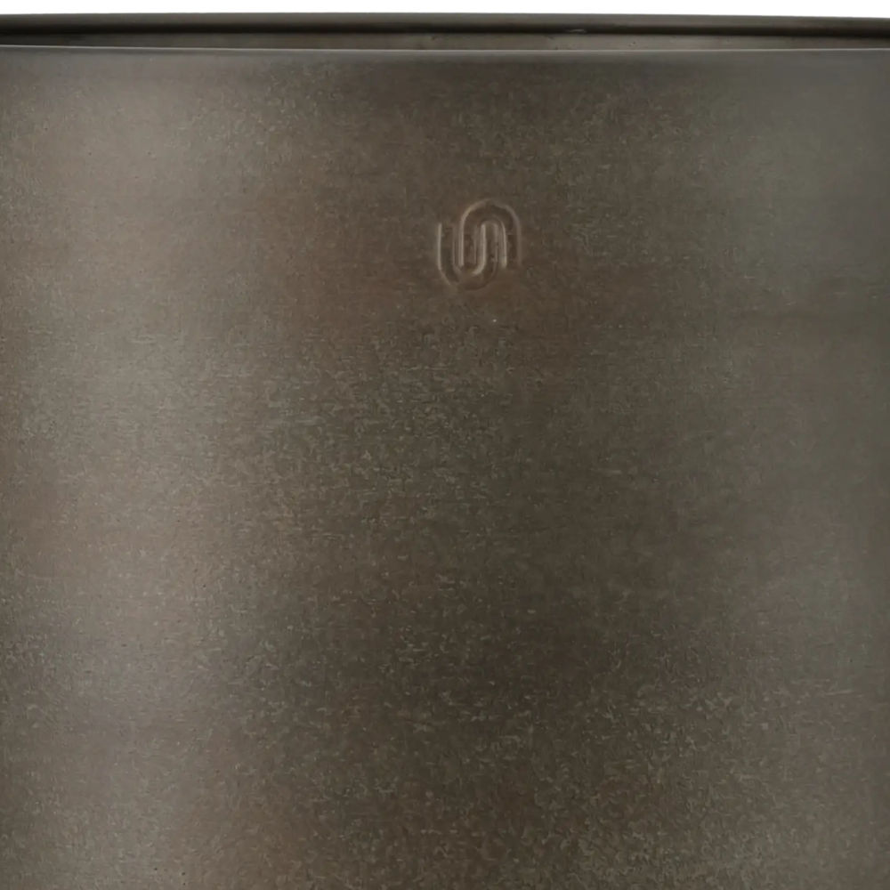 Closeup af Pot Göta Cylinder w saucer.