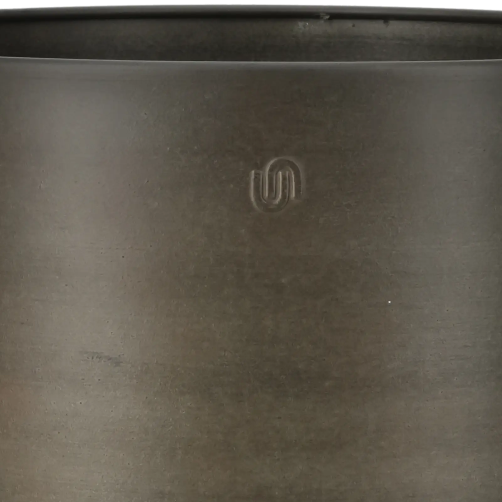 Closeup af Pot Göta Cylinder w saucer.