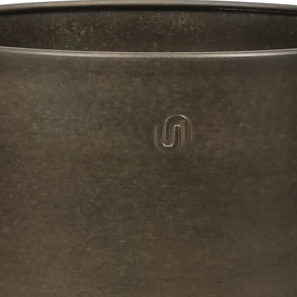 Closeup af Pot Göta Cylinder w saucer.