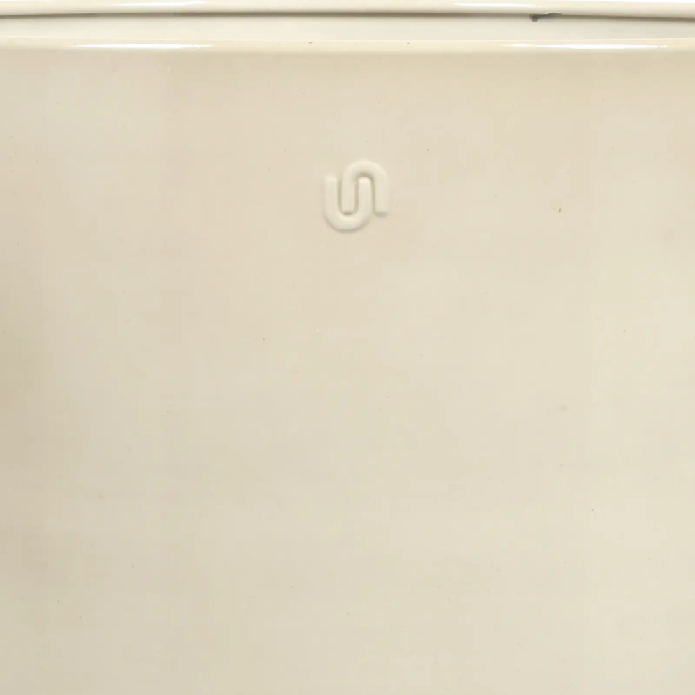 Closeup af Pot Göta Cylinder w saucer.