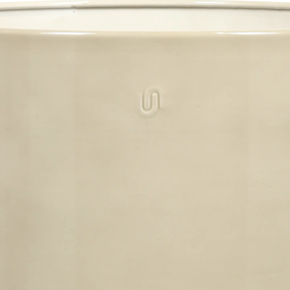 Closeup af Pot Göta Cylinder w saucer.