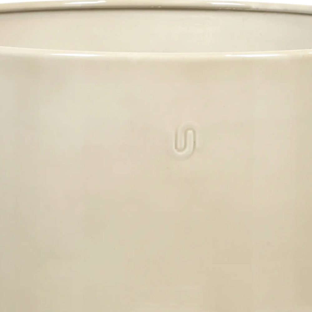 Closeup af Pot Göta Cylinder w saucer.