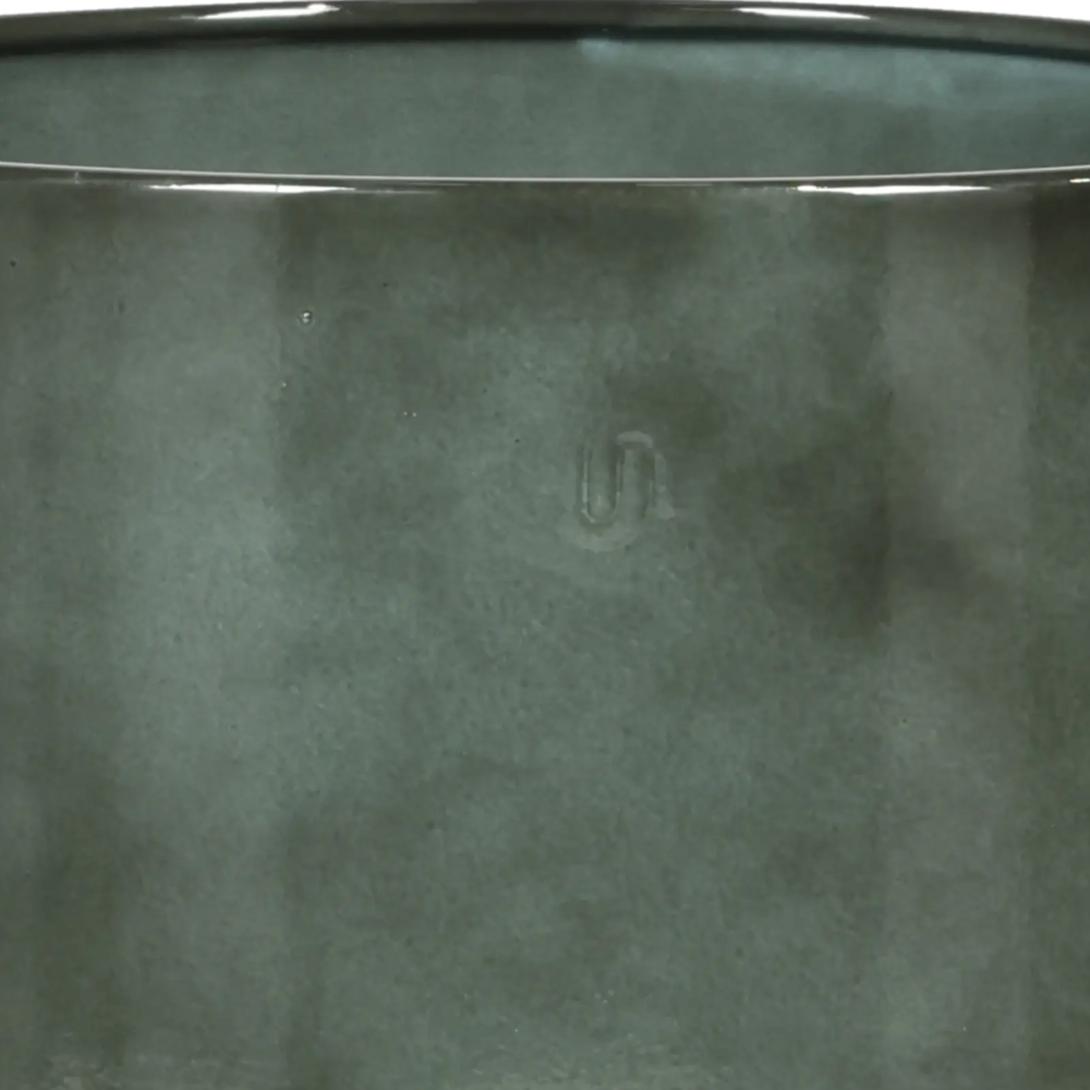 Closeup af Pot Göta Cylinder w saucer.