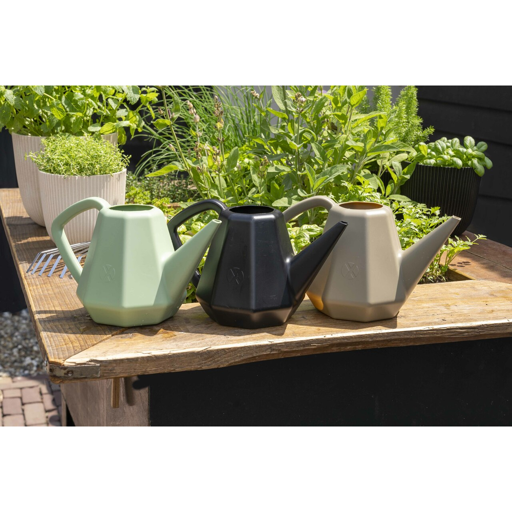 Miljøbillede med Watering can Doppio Smooth 2L / Vandkande black.